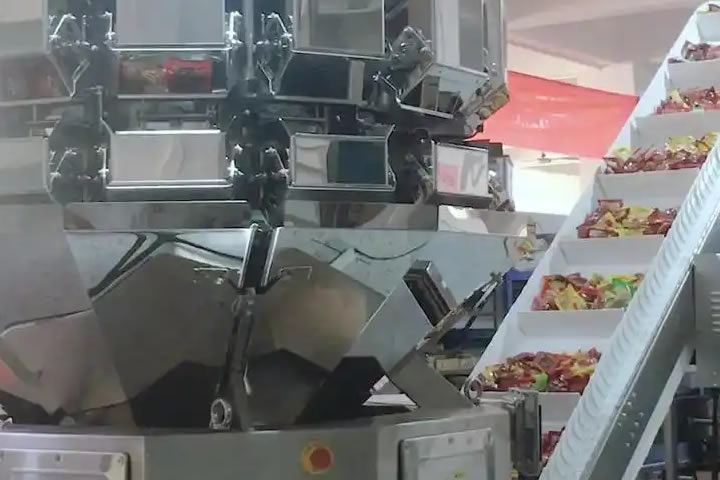 Automatic packaging machine for groceries